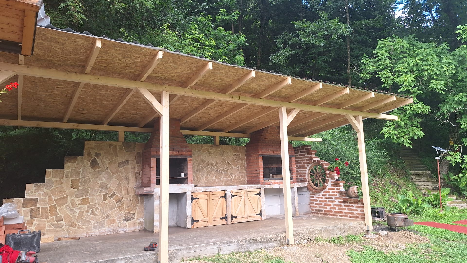 Bucătărie de vară cu grătare din piatră și cuptor cu lemne