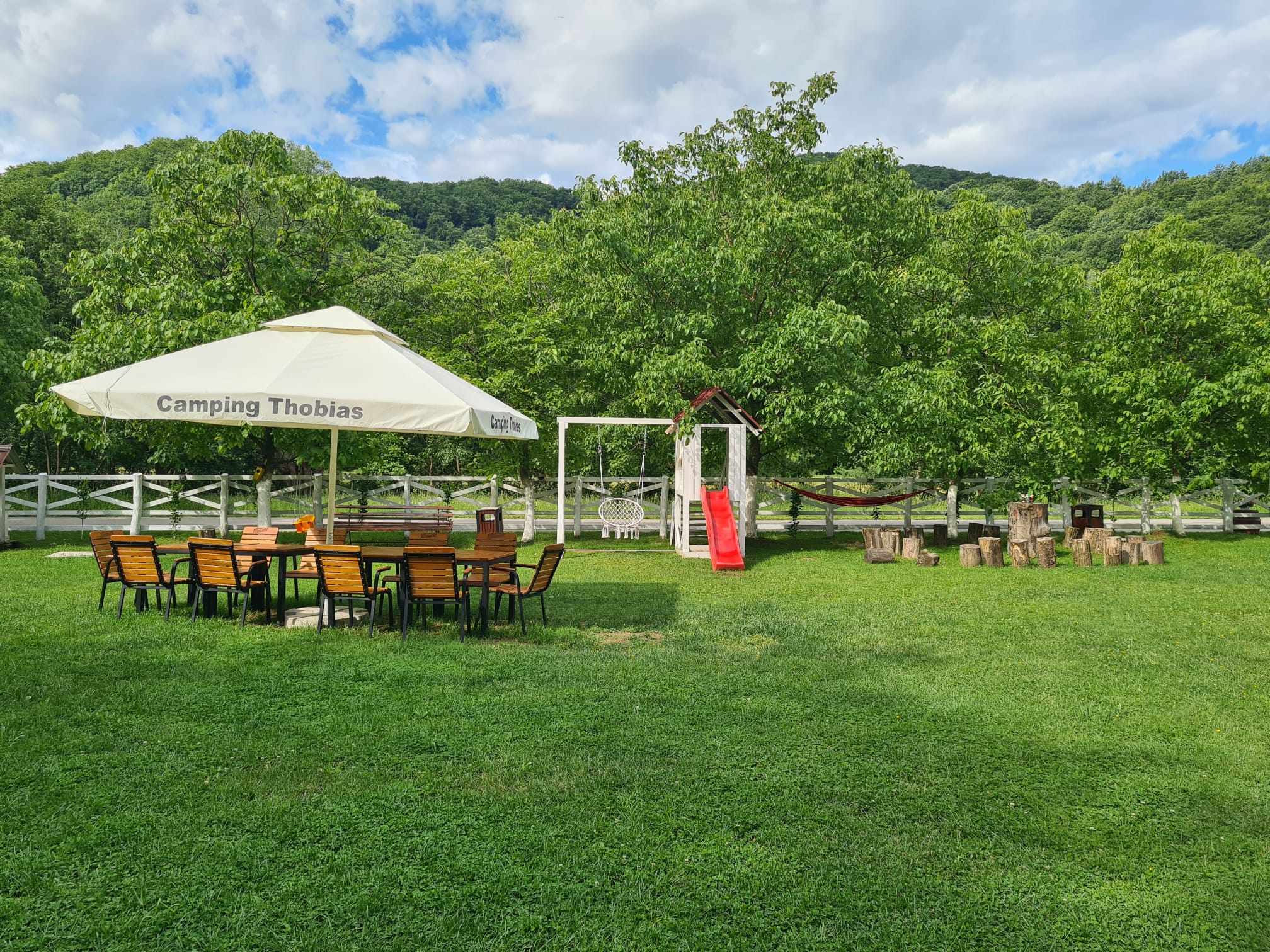 Seară la foc, la Camping Thobias
